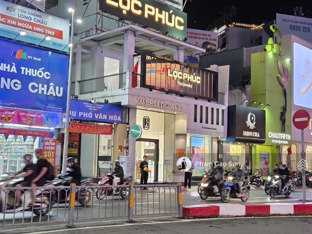 Ngang 8m  trung tâm phường bến thành số 6 cách mạng tháng tám, quận 1!