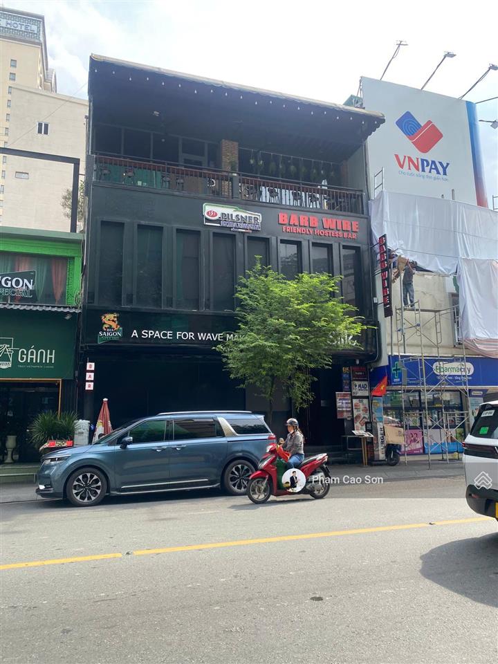 Ngang 10m, sử dụng hơn 100m2  vị trí đẹp đối diện showroom thái công  số 95 hai bà trưng, quận 1
