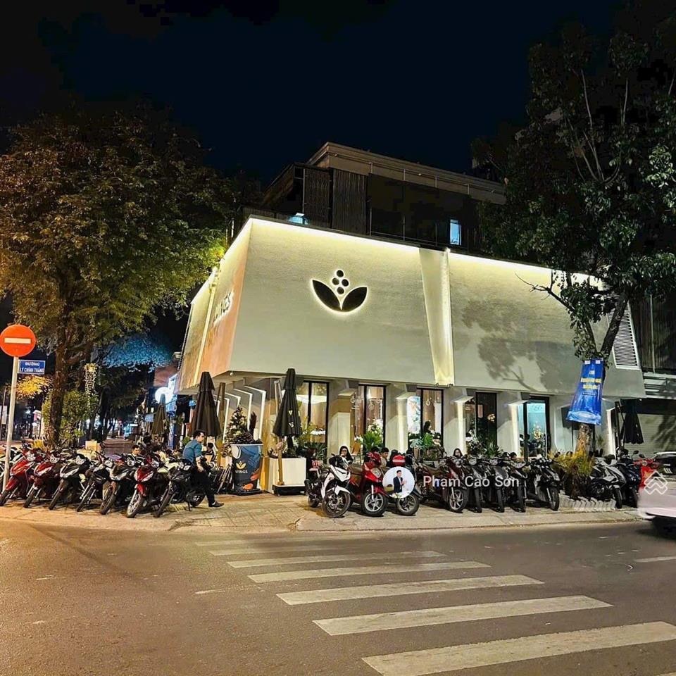 Ngang lớn 12m, góc 2 mặt tiền trống suốt gần nhà thờ tân định  số 204b lý chính thắng, quận 3