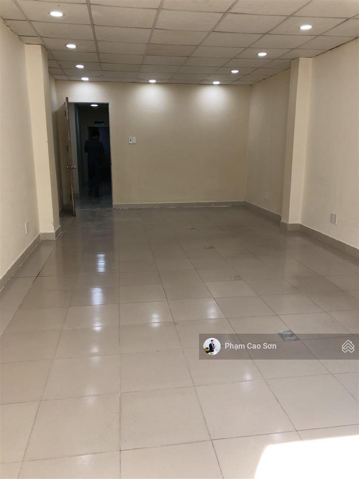 Có thang máy  hơn 600m2 sử dụng, có lề để xe rộng  mặt tiền 75 mạc đĩnh chi, quận 1
