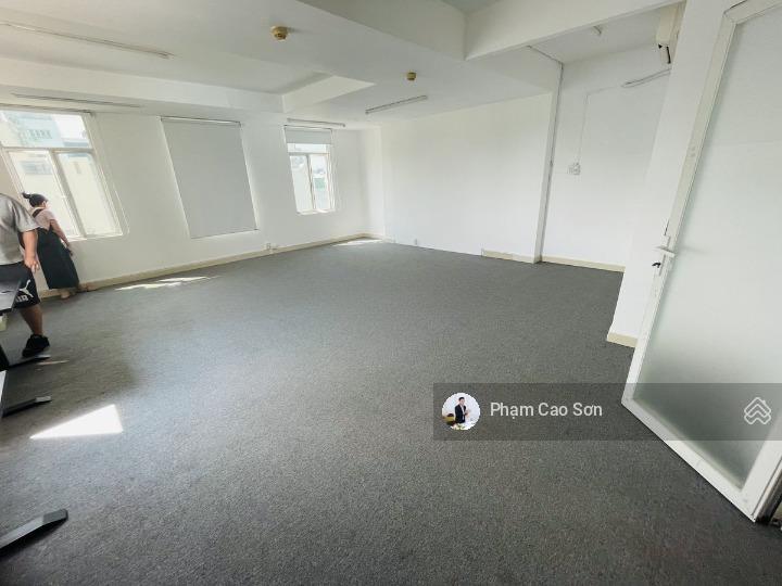 Có thang máy  góc 2 mặt tiền ngang 8m  sử dụng hơn 1.200m2 số 40 đinh công tráng, quận 1.