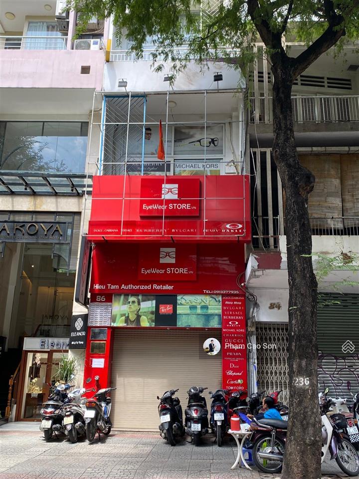 Có thang máy  sử dụng hơn 900m2 cạnh chợ bến thành  số 87 lý tự trọng, quận 1!!!