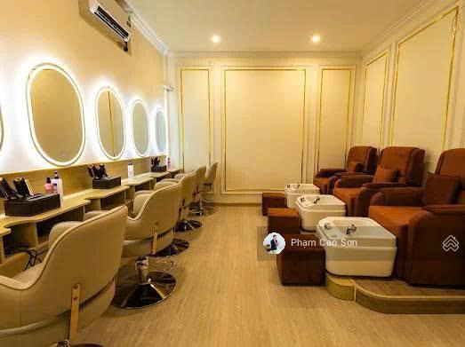 Có thang máy  hơn 700m2 sử dụng  trục đường thương hiệu  số 237 võ văn tần, quận 3