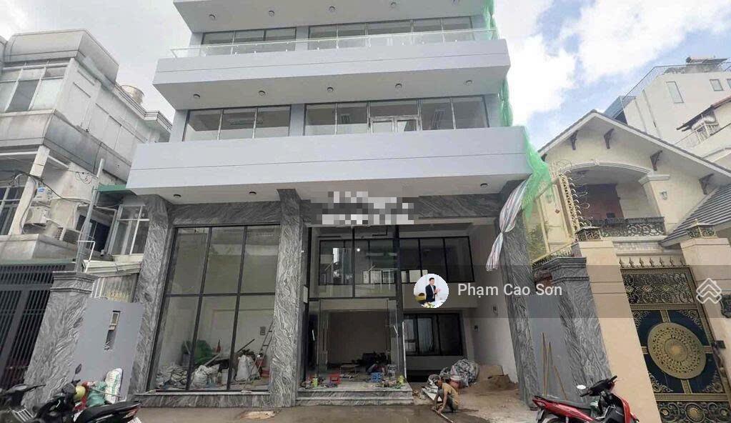 Có thang máy  ngang 10m  hơn 1,000m2  số 1073 cách mạng tháng 8, quận tân bình!!!
