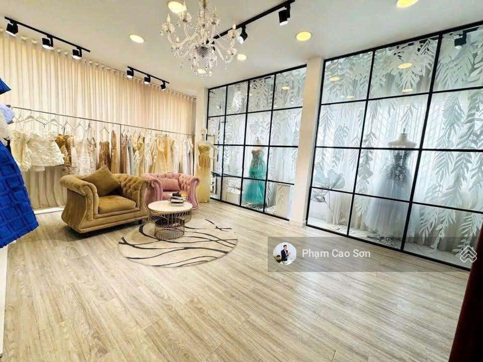 Có thang máy  hơn 200m2 sử dụng  mặt tiền 283 võ văn tần, quận 3