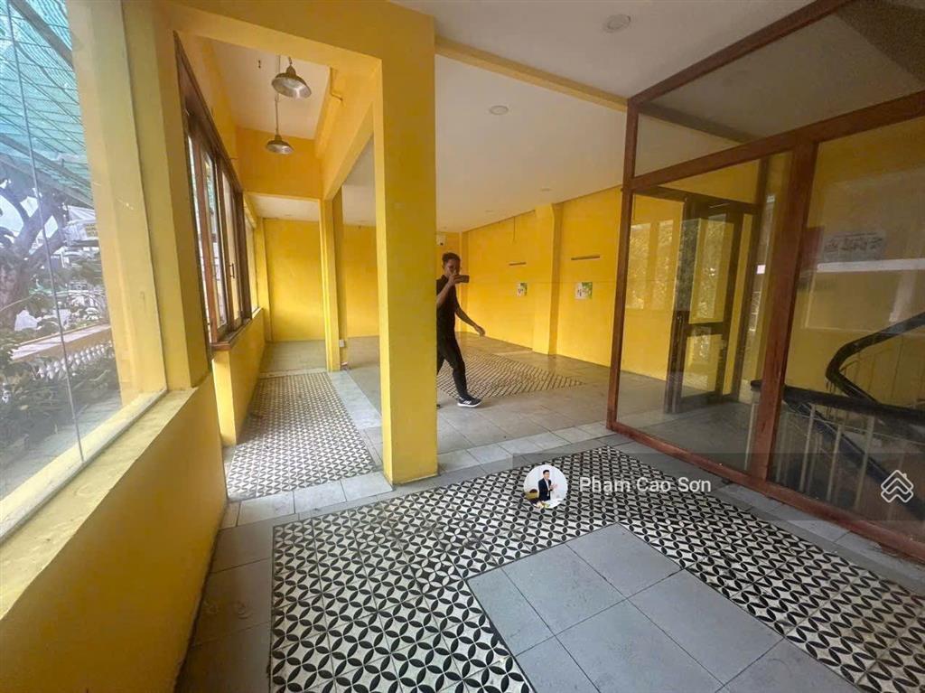 Mặt tiền ngang 12m  sử dụng hơn 3800m2  trống suốt vị trí tốt  số 10a kỳ đồng, quận 3!!!