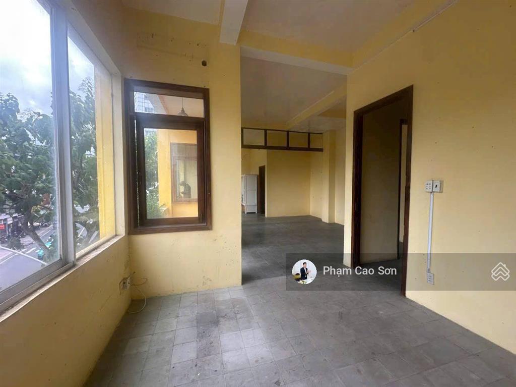Mặt tiền ngang 12m  sử dụng hơn 3800m2  trống suốt vị trí tốt  số 10a kỳ đồng, quận 3!!!