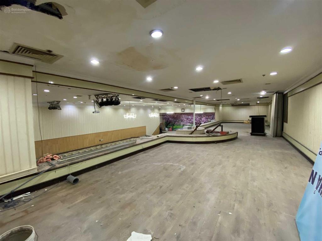 Mặt tiền lớn, sảnh hơn 600m2 cạnh phố tây bùi viện số 80 trần hưng đạo, quận 1!!