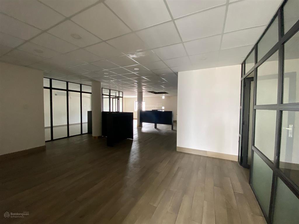 Hơn 3.000m2 sử dụng, ngang 15m có 2 thang máy, rooftop  mặt tiền 20 đỗ quang đẩu, quận 1.