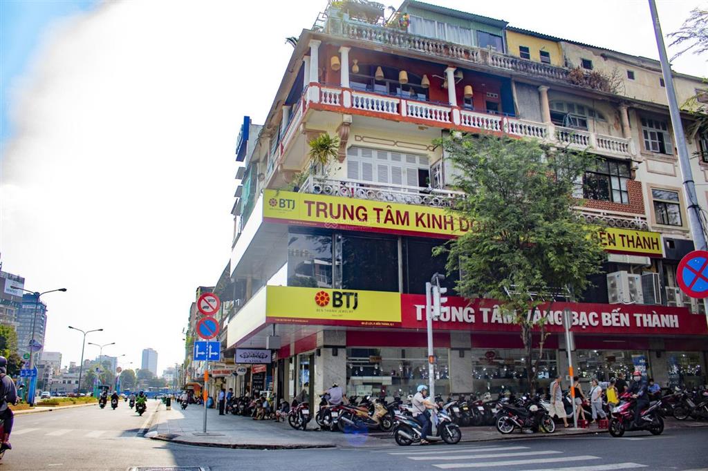 Góc 2 mặt tiền ngang 8m  sử dụng hơn 360m2  ngay chợ bến thành  69 lê lợi, quận 1.