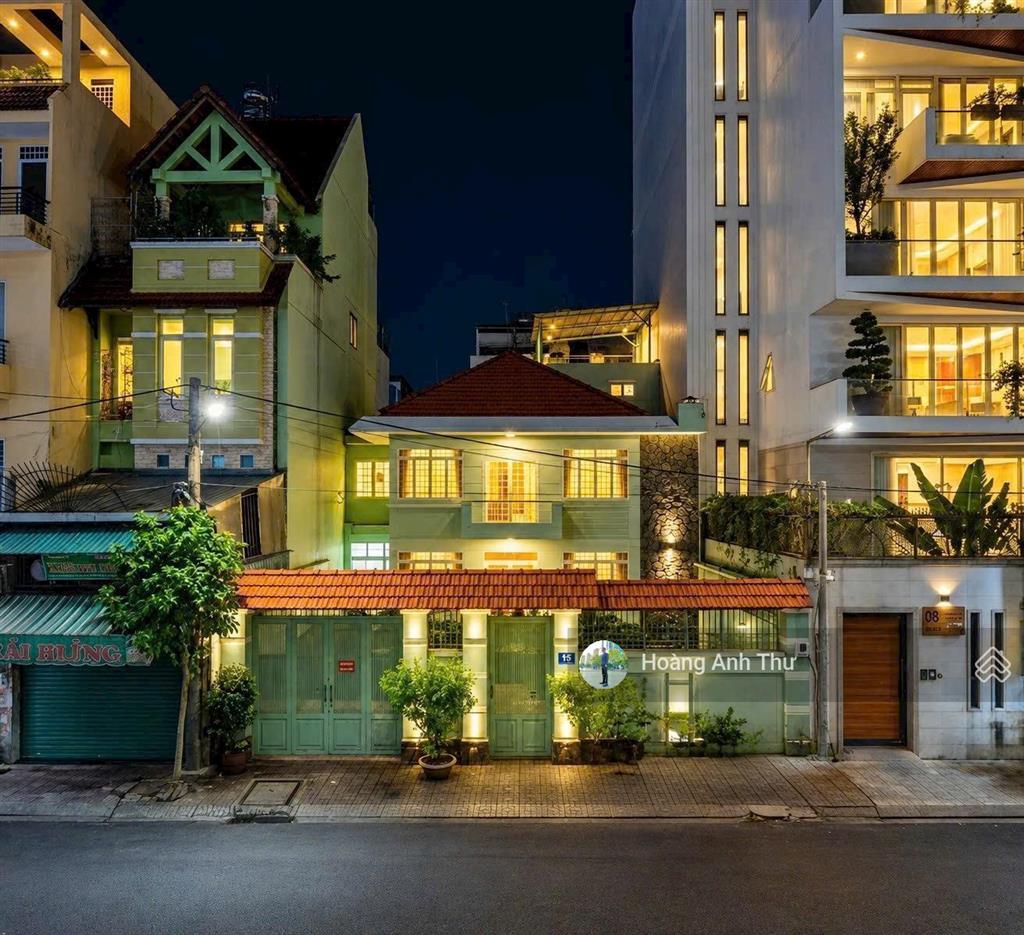 Bán nhà mt hát giang, khu sân bay dt 10,7x17,5  nhà 3 tầng giá tốt 40 tỷ tl