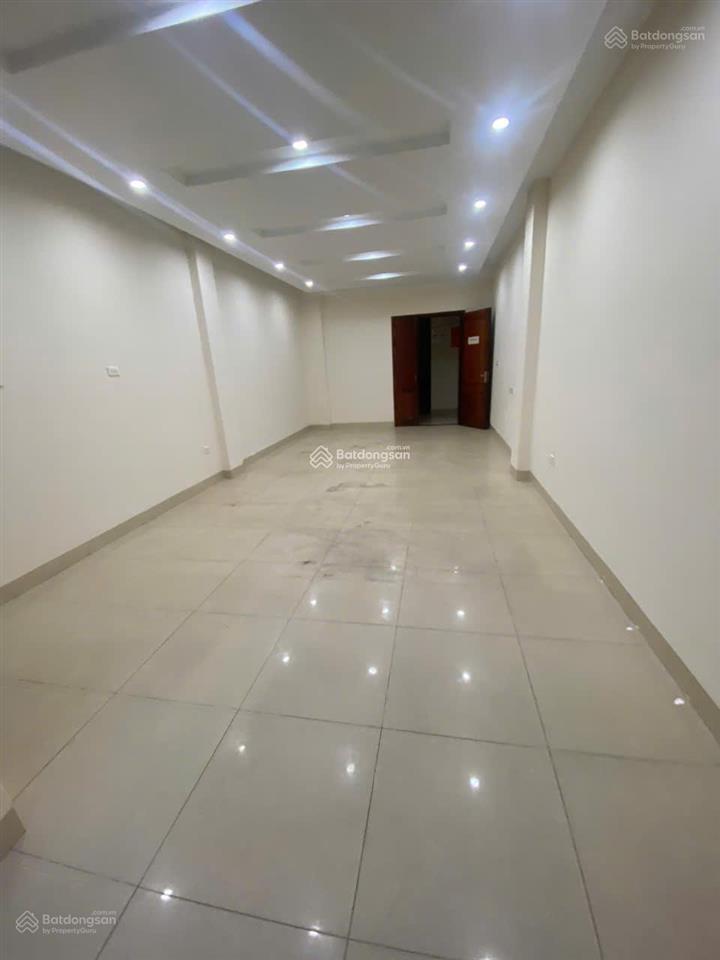 Cho thuê nhà 7 tầng tại đường nguyễn hoàng, thông sàn, thang máy, ô tô đỗ cửa