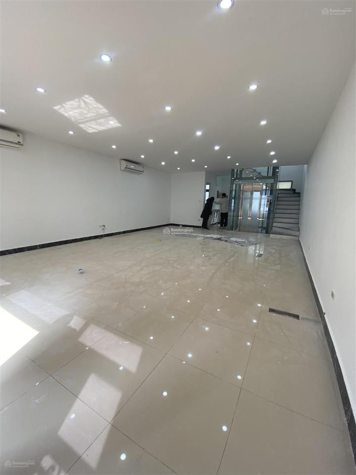 Cho thuê liền kề hàm nghi, có thang máy, nhà mới đẹp, thông sàn, ô tô đỗ cửa