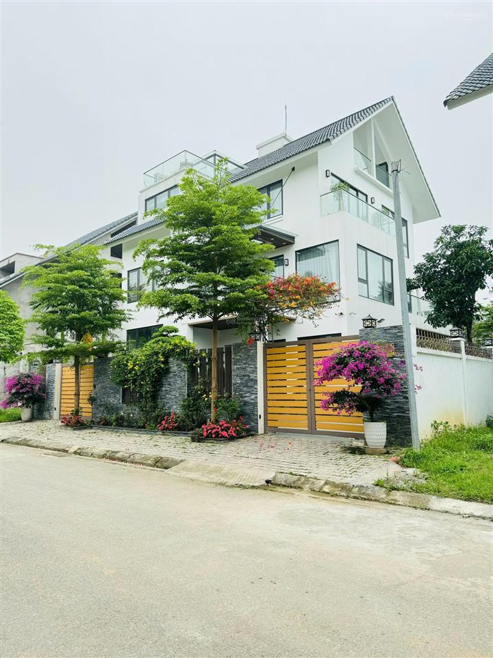 Bán biệt thự ven hồ sổ đỏ chính chủ giá chỉ 9x triệu/m2.  0982 111 ***