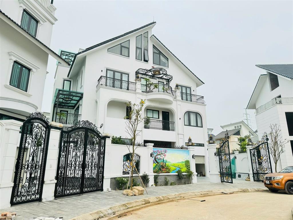 Bán biệt thự ven hồ sổ đỏ chính chủ giá chỉ 9x triệu/m2.  0982 111 ***