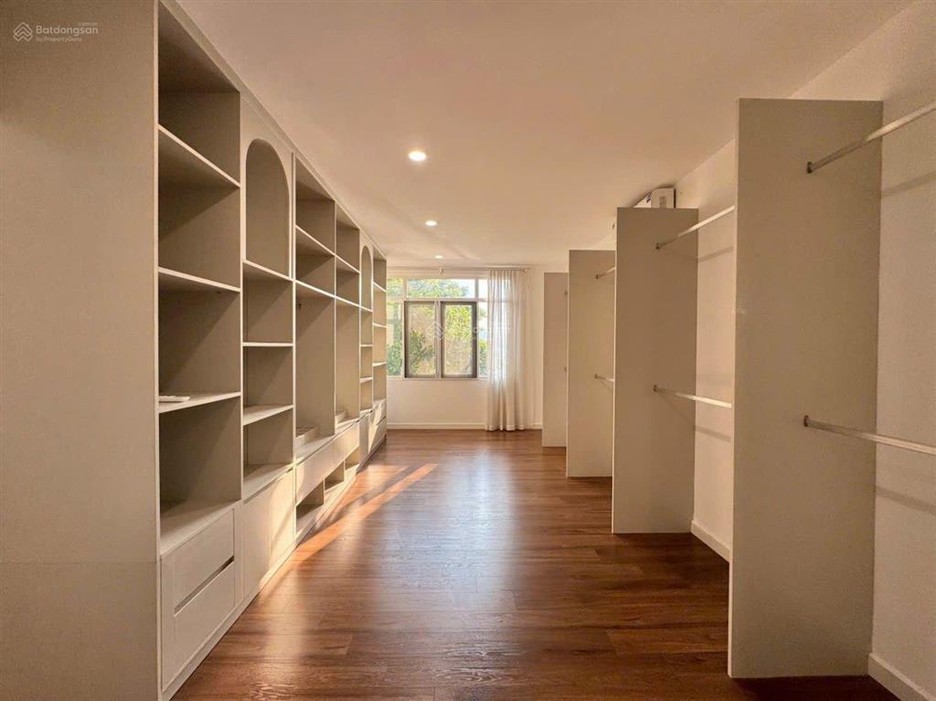 Cho thuê biệt thự siêu đẹp ngắm hồ tây 4 tầng 200m2, 100 triệu tại quảng an, hà nội 0989 149 ***