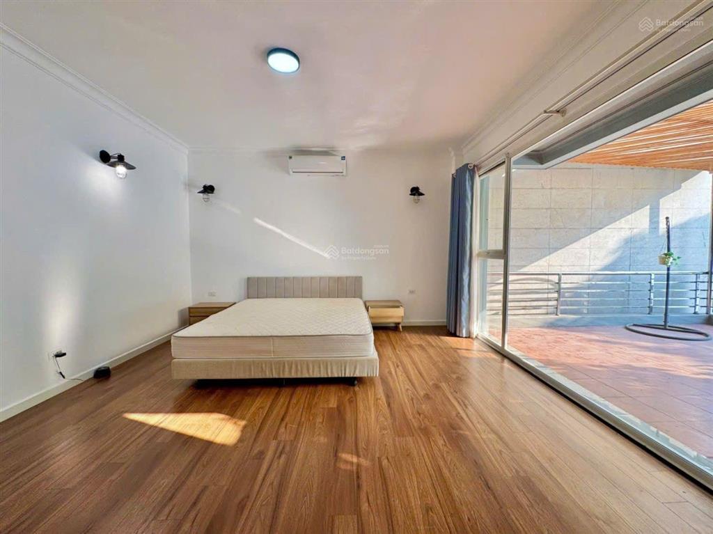 Cho thuê biệt thự siêu đẹp ngắm hồ tây 4 tầng 200m2, 100 triệu tại quảng an, hà nội 0989 149 ***
