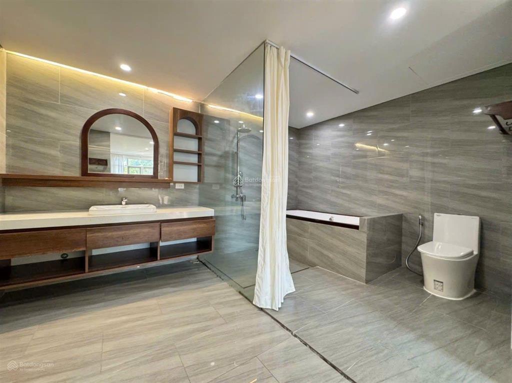 Cho thuê biệt thự siêu đẹp ngắm hồ tây 4 tầng 200m2, 100 triệu tại quảng an, hà nội 0989 149 ***