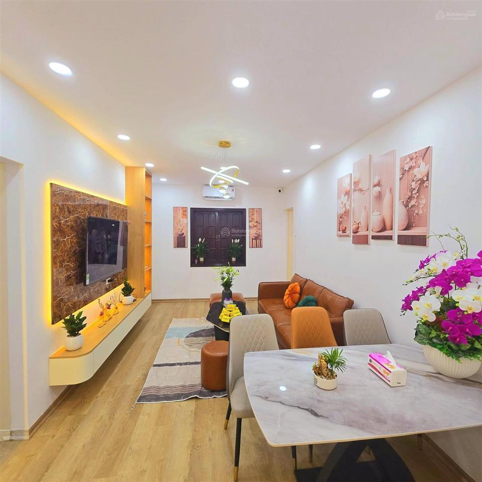 Bán căn hộ tầng 2 tập thể kim liên căn góc 3 mặt thoáng, 3 ngủ, 2 wc, full đồ, giá tốt 6.28 tỷ.