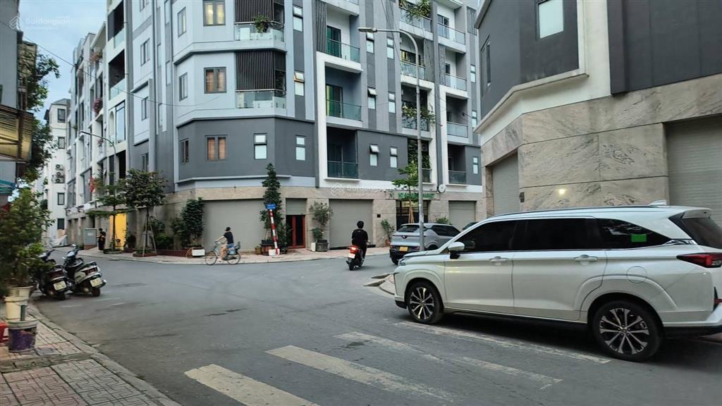 Liền kề him lam thượng thanh 79m x 5t vỉa hè ô tô tránh thang máy full nội thất | hàng đẹp