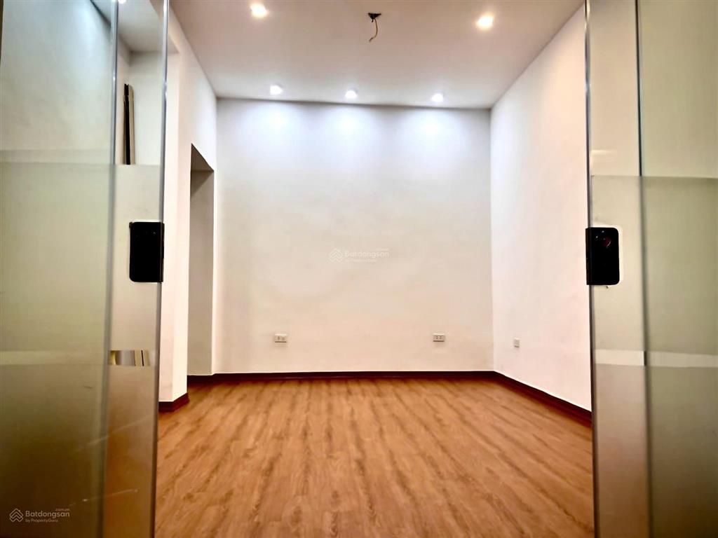 Cho thuê cửa hàng phố nguyên hồng, đống đa, phố ô tô, mặt tiền 6m, kinh doanh sầm uất