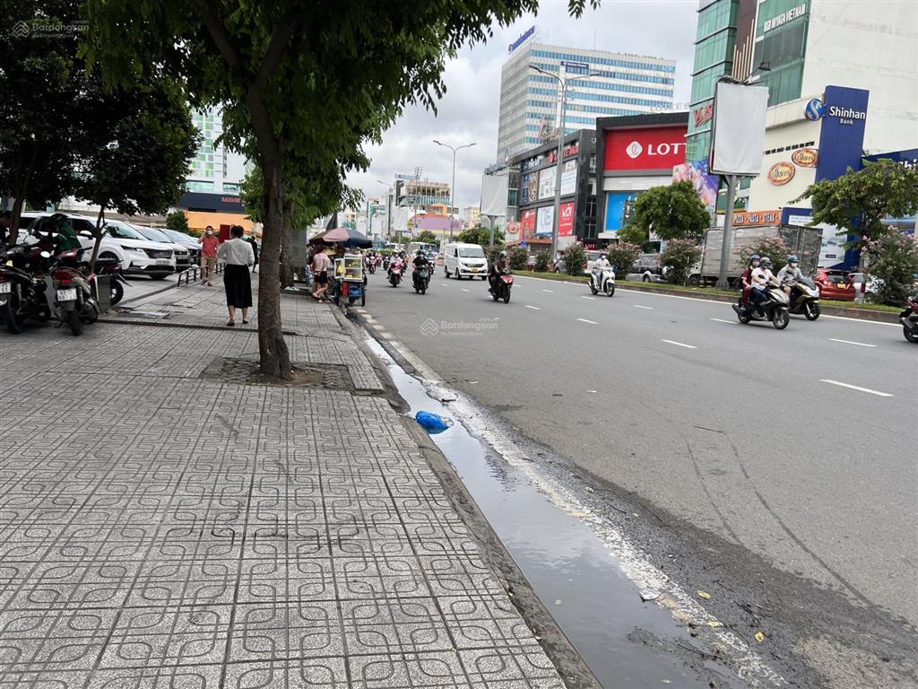 Bán tòa nhà văn phòng mặt tiền đường cộng hòa 10x40m hầm 11 tầng giá 135 tỷ còn tl