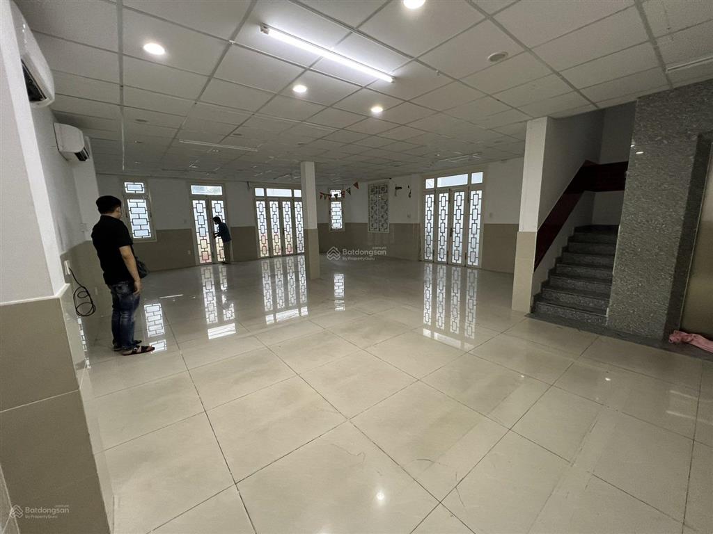 Bán tòa nhà văn phòng mặt tiền đường cộng hòa 10x40m hầm 11 tầng giá 135 tỷ còn tl