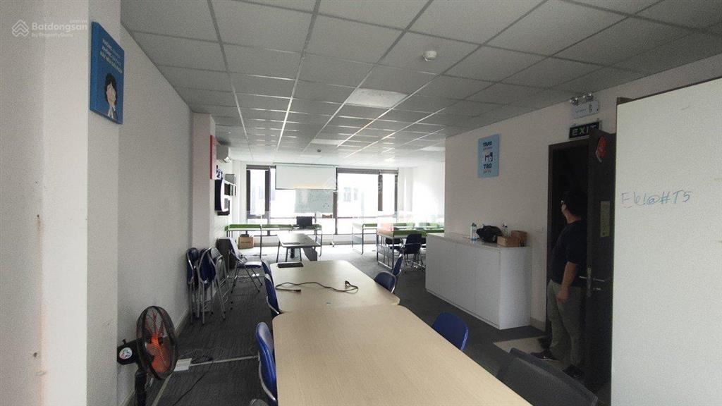 Cho thuê tòa nhà mặt phố trương công giai  cầu giấy hn 90m2 7 tầng mt 6m. thông sàn. giá 95tr