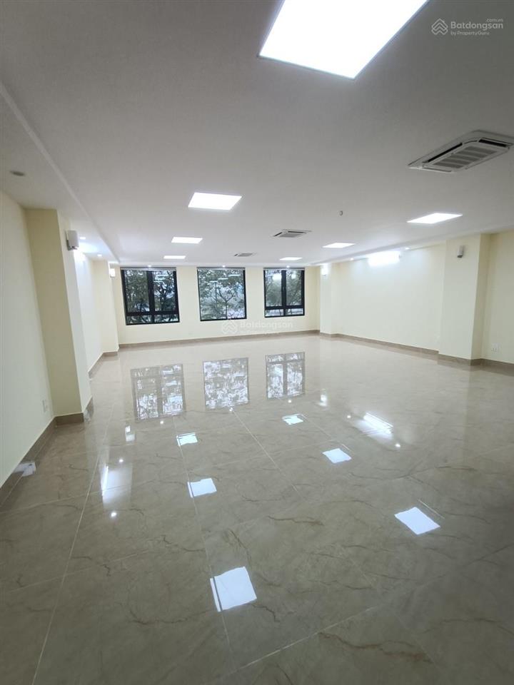 Cho thuê nhà mặt phố nguyễn văn huyên  cầu giấy  hn 70m2 6 tầng mt 5.5m. thông sàn. giá 65tr