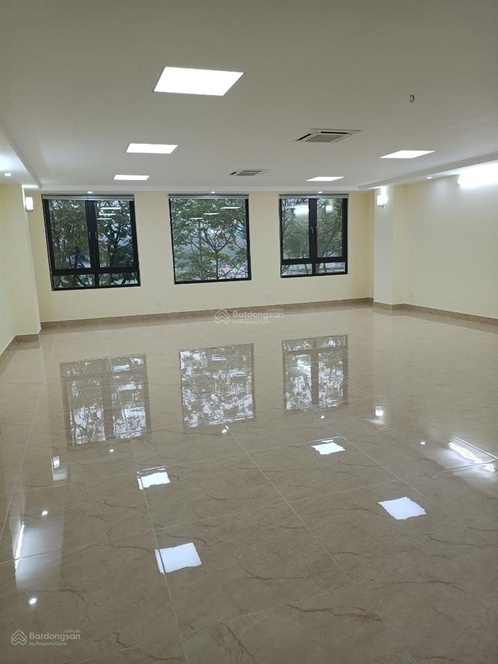 Cho thuê nhà mặt phố nguyễn văn huyên  cầu giấy  hn 70m2 6 tầng mt 5.5m. thông sàn. giá 65tr