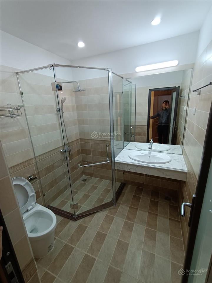Cho thuê nhà mặt phố nguyễn văn huyên  cầu giấy  hn 70m2 6 tầng mt 5.5m. thông sàn. giá 65tr