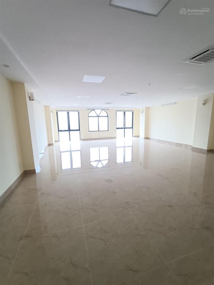 Cho thuê nhà mặt phố nguyễn văn huyên  cầu giấy  hn 70m2 6 tầng mt 5.5m. thông sàn. giá 65tr
