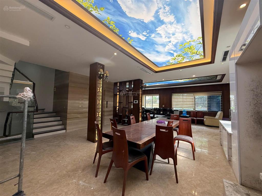Cho thuê biệt thự kđt nam cường cổ nhuế dt 220m2 xd 120m2*4 tầng 1 hầm.lô góc. thang máy. giá 55tr