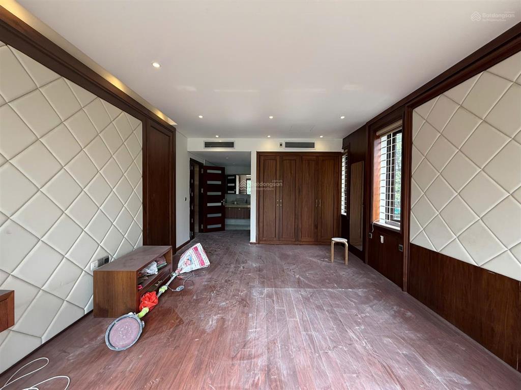 Cho thuê biệt thự kđt nam cường cổ nhuế dt 220m2 xd 120m2*4 tầng 1 hầm.lô góc. thang máy. giá 55tr