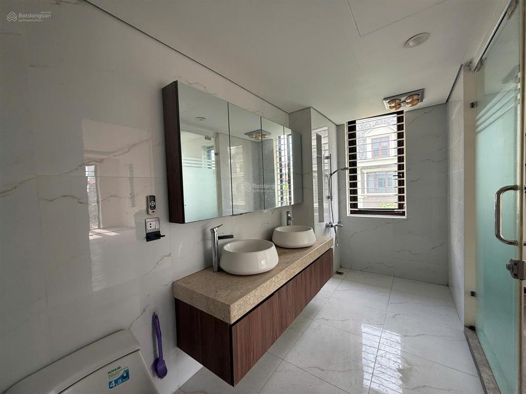 Cho thuê biệt thự kđt nam cường cổ nhuế dt 220m2 xd 120m2*4 tầng 1 hầm.lô góc. thang máy. giá 55tr