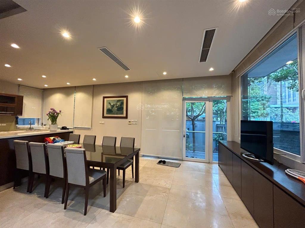 Cho thuê biệt thự lô góc kđt mới dịch vọng  cv cầu giấy 250m2 xd130m 4 tầng 1 hầm. giá 95tr
