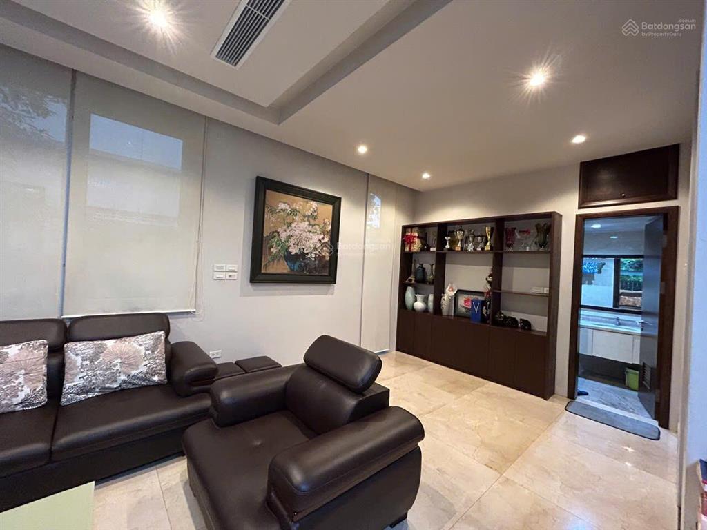 Cho thuê biệt thự lô góc kđt mới dịch vọng  cv cầu giấy 250m2 xd130m 4 tầng 1 hầm. giá 95tr