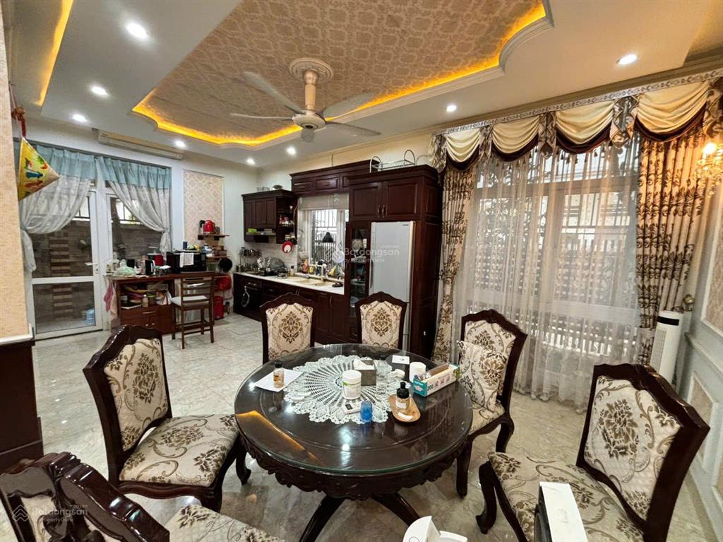Cho thuê bt làng việt kiều châu âu  hà đông 150m2 4 tầng, mt 10m, nhà mới hiện đại. 40tr/th