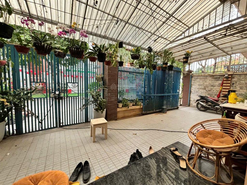 Cho thuê bt làng việt kiều châu âu  hà đông 150m2 4 tầng, mt 10m, nhà mới hiện đại. 40tr/th