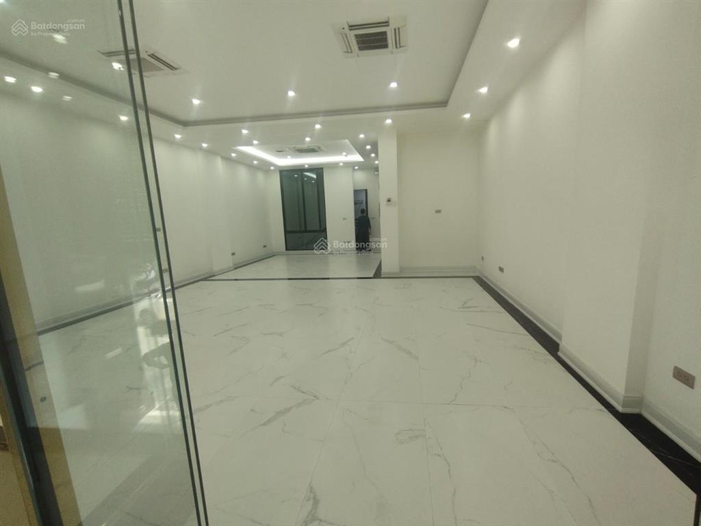 Cho thuê tòa nhà vp mặt phố nguyễn quốc trị  yên hòa  hn 110m2 6 tầng 1 hầm. mt 6.5m. giá 120tr