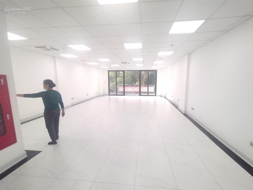 Cho thuê tòa nhà vp mặt phố nguyễn quốc trị  yên hòa  hn 110m2 6 tầng 1 hầm. mt 6.5m. giá 120tr