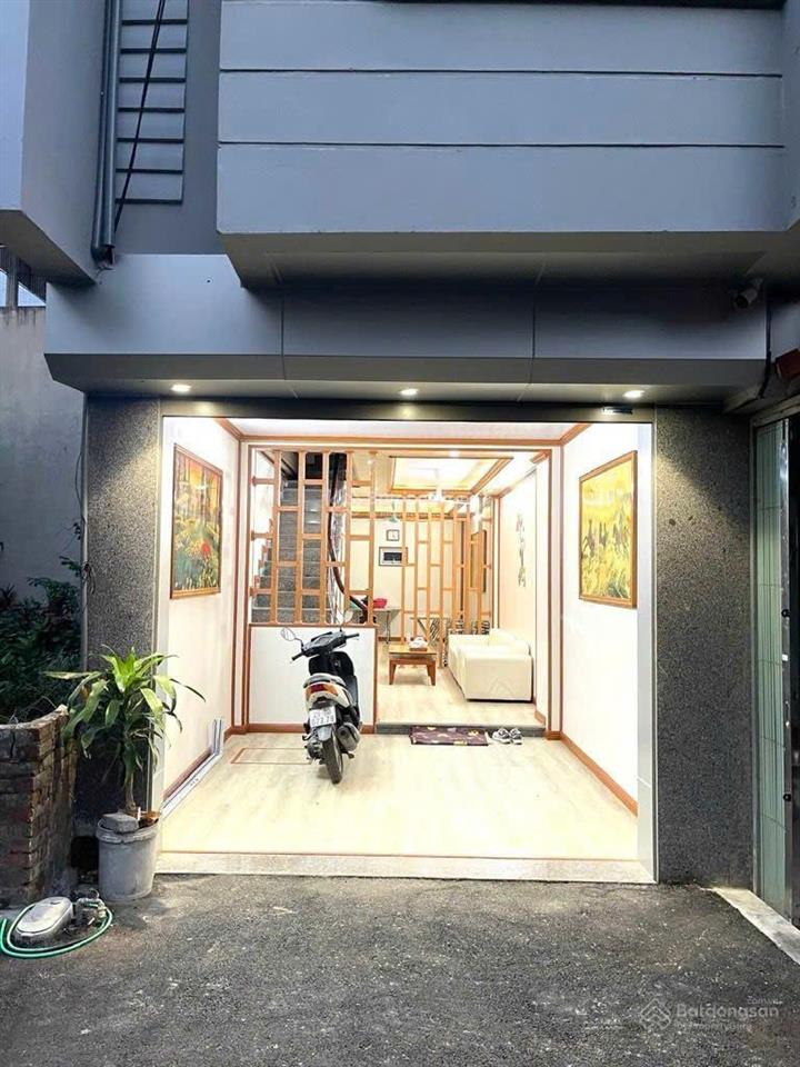 Nhà 3 tầng dân xây  52m2  thông  oto  chân cầu nhật tân  nhỉnh 8 đồng ( thương lượng)