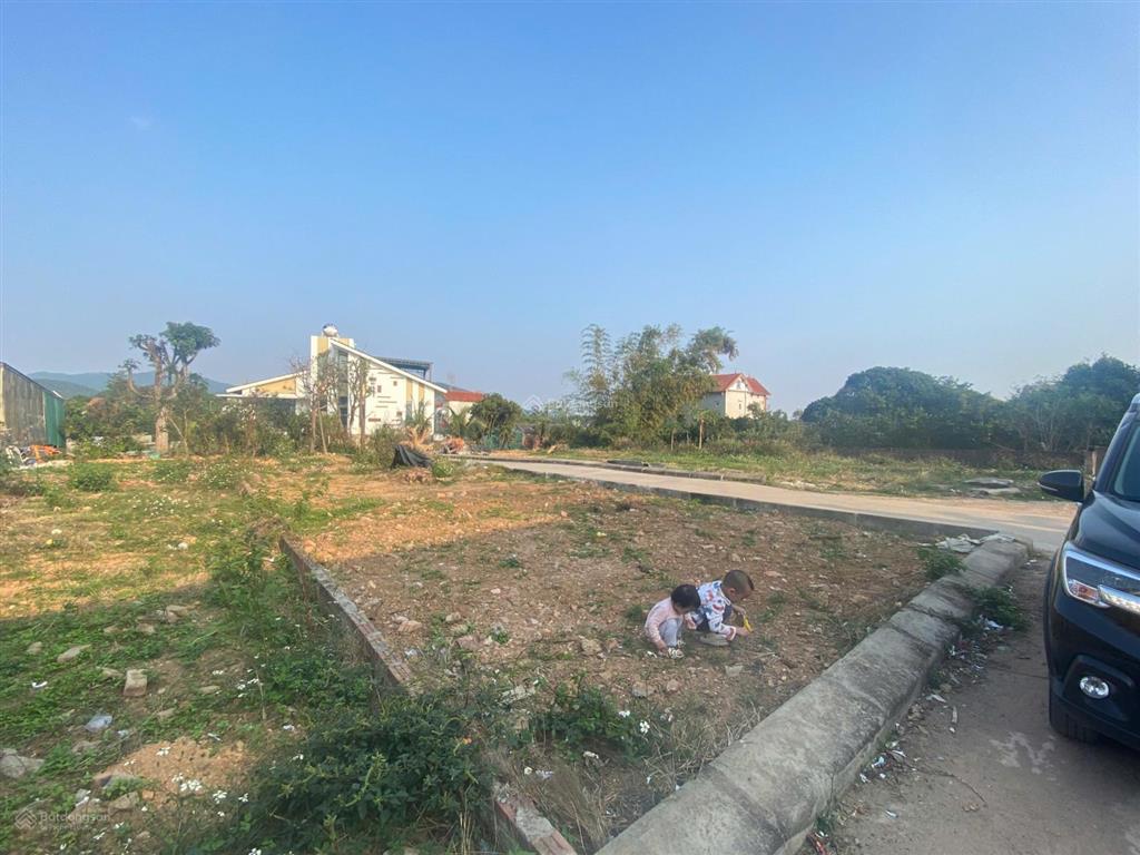 Cắt lỗ lô góc 100m2 đất full thổ cư oto tránh  ngay gần sân bay nội bài  khu du lịch