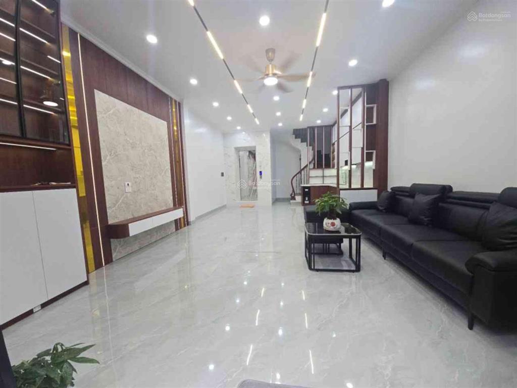 Nhà mình bán tại phố ngũ nhạc 52m 6 tầng mặt tiền 4.8m ô tô đỗ cửa nhà giá 14.4 tỷ hoàng mai