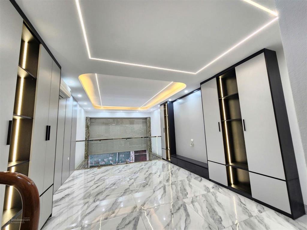 Siêu phẩm phố hoàng mai giá tận tâm 18,3 tỷ 40m 7 tầng mặt tiền 4m ô tô ngủ trong nhà kinh doanh