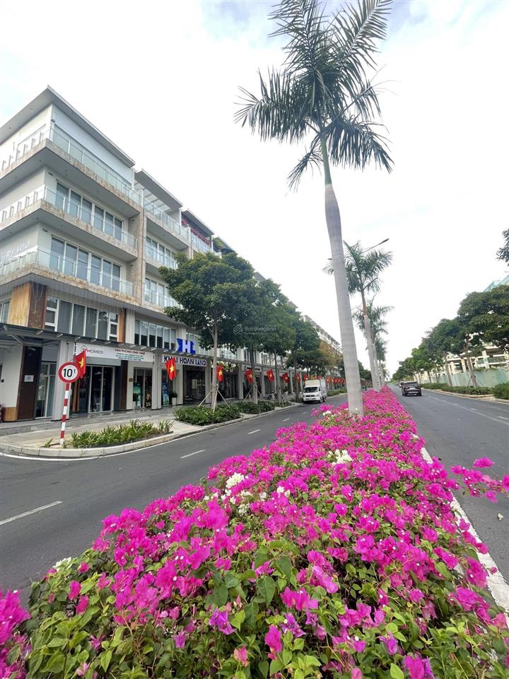 Bán  saritown 5 tầng đẹp, sầm uất  vị trí vàng sala
