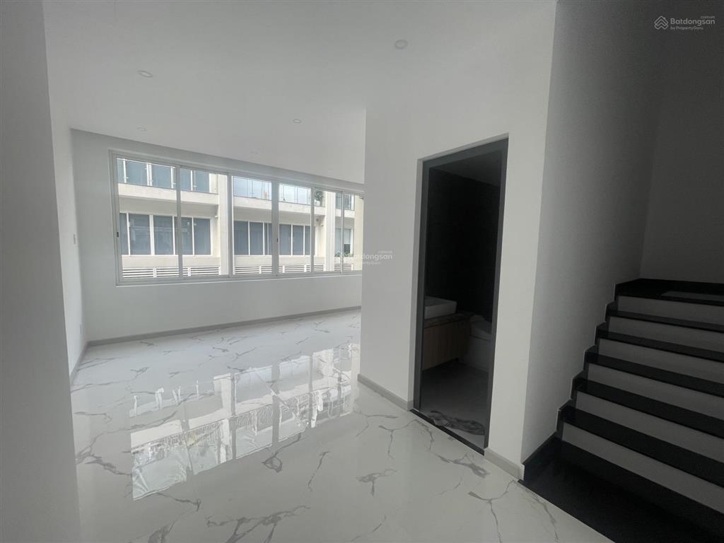 Bán  saritown 5 tầng đẹp, sầm uất  vị trí vàng sala