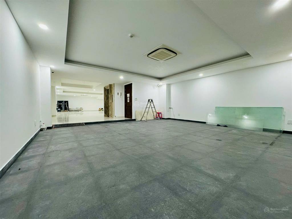 Hot!!  cho thuê căn nhà phố nguyễn cơ thạch sala  gần thisomall dtsd  700m2 giá 220 triệu