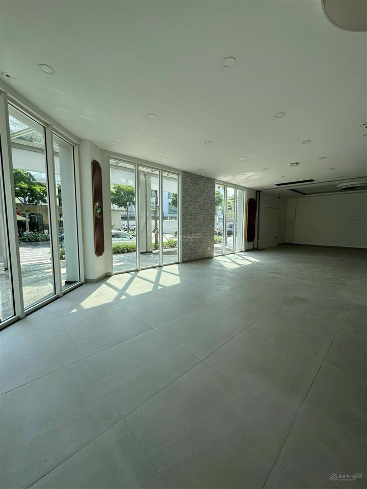 Cho thuê mặt bằng góc khu đô thị sala 150m2 giá chỉ 90 triệu/tháng
