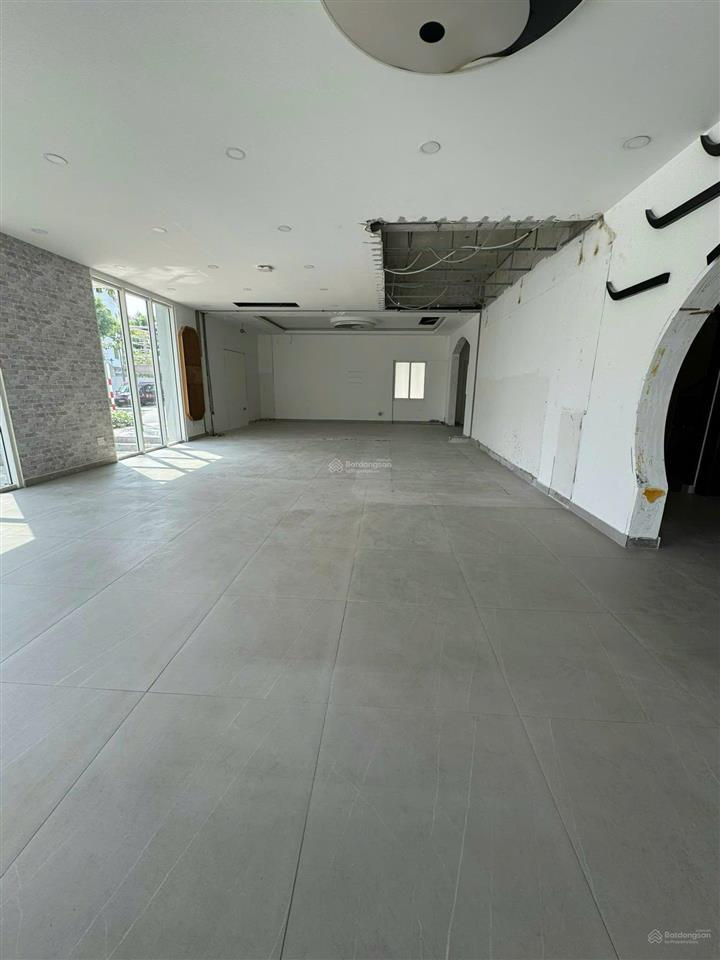Cho thuê mặt bằng góc khu đô thị sala 150m2 giá chỉ 90 triệu/tháng